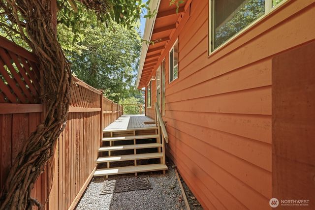 5620 Halls Lake Way, Lynnwood, WA 98036
