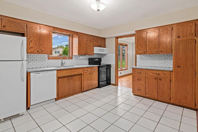 1367 Price Avenue E, Maplewood, MN 55109