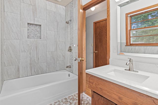 1367 Price Avenue E, Maplewood, MN 55109