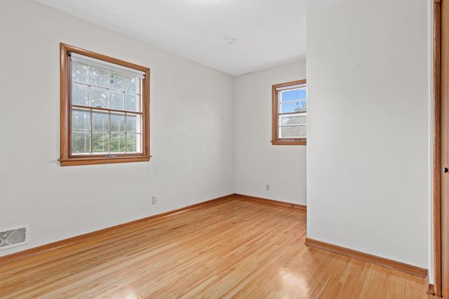 1367 Price Avenue E, Maplewood, MN 55109