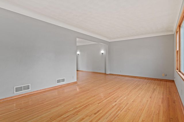 1367 Price Avenue E, Maplewood, MN 55109
