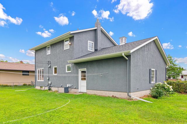 1367 Price Avenue E, Maplewood, MN 55109