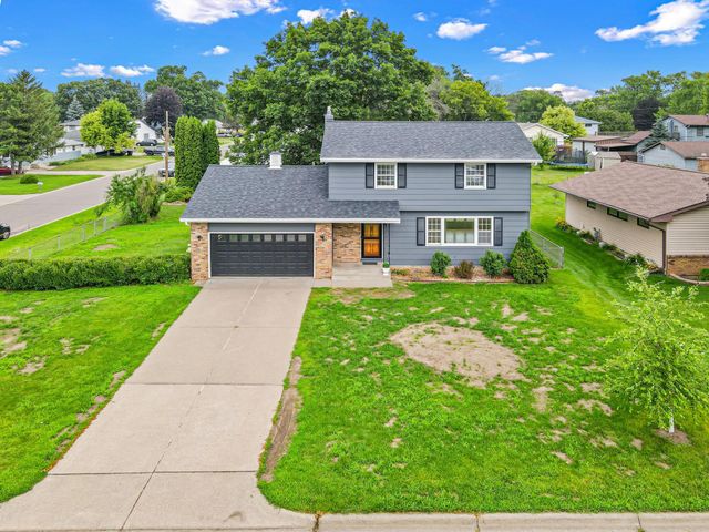 1367 Price Avenue E, Maplewood, MN 55109