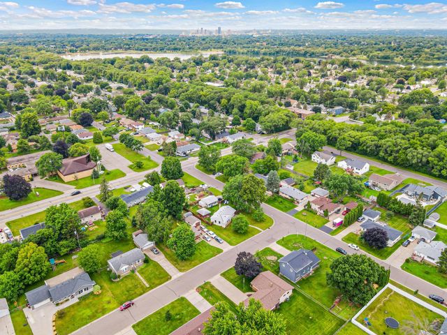 1367 Price Avenue E, Maplewood, MN 55109