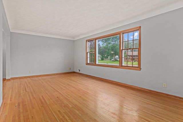 1367 Price Avenue E, Maplewood, MN 55109