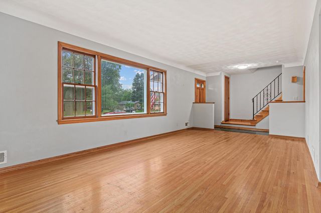 1367 Price Avenue E, Maplewood, MN 55109