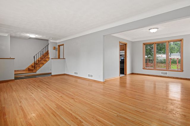 1367 Price Avenue E, Maplewood, MN 55109