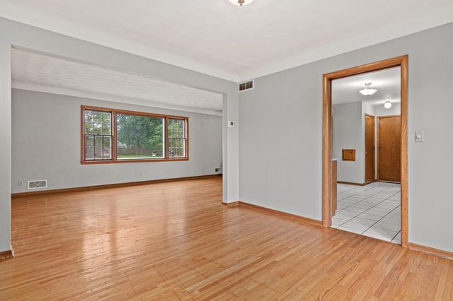 1367 Price Avenue E, Maplewood, MN 55109