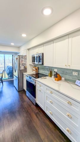 250 W Parliament Place 301, Mount Prospect, IL 60056