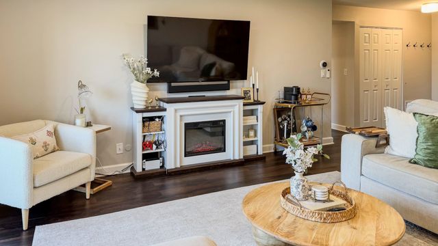 250 W Parliament Place 301, Mount Prospect, IL 60056