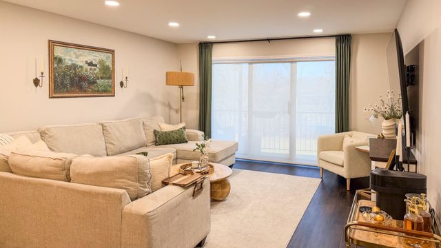 250 W Parliament Place 301, Mount Prospect, IL 60056