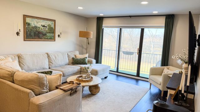 250 W Parliament Place 301, Mount Prospect, IL 60056