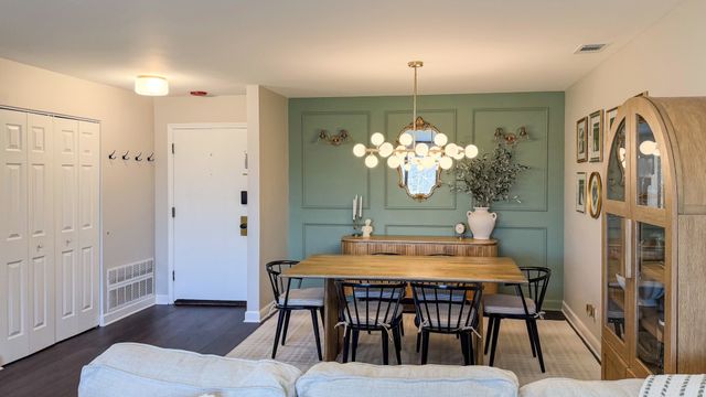 250 W Parliament Place 301, Mount Prospect, IL 60056