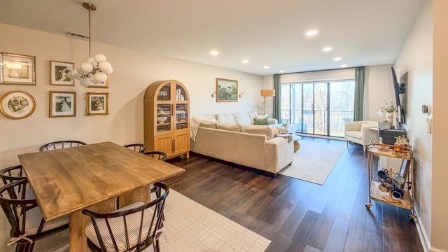 250 W Parliament Place 301, Mount Prospect, IL 60056