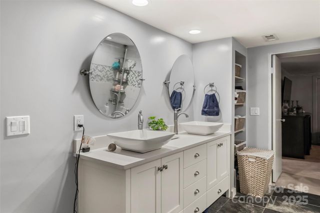 393 10th Street Drive NW, Hickory, NC 28601
