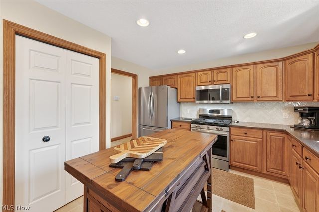 5503 Pheasants Walk Drive, North Olmsted, OH 44070