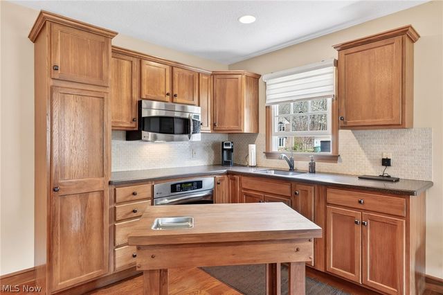 5503 Pheasants Walk Drive, North Olmsted, OH 44070