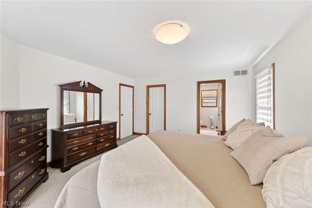 5503 Pheasants Walk Drive, North Olmsted, OH 44070