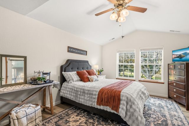 334 Village Lane, Grants Pass, OR 97527