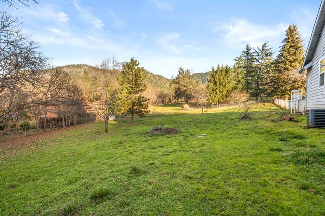 334 Village Lane, Grants Pass, OR 97527