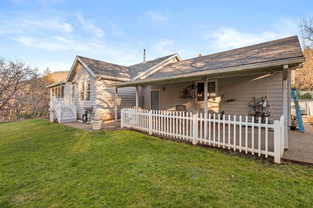 334 Village Lane, Grants Pass, OR 97527