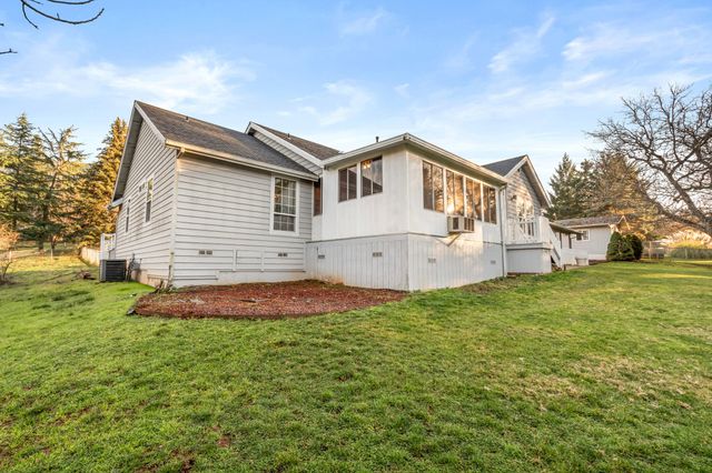 334 Village Lane, Grants Pass, OR 97527