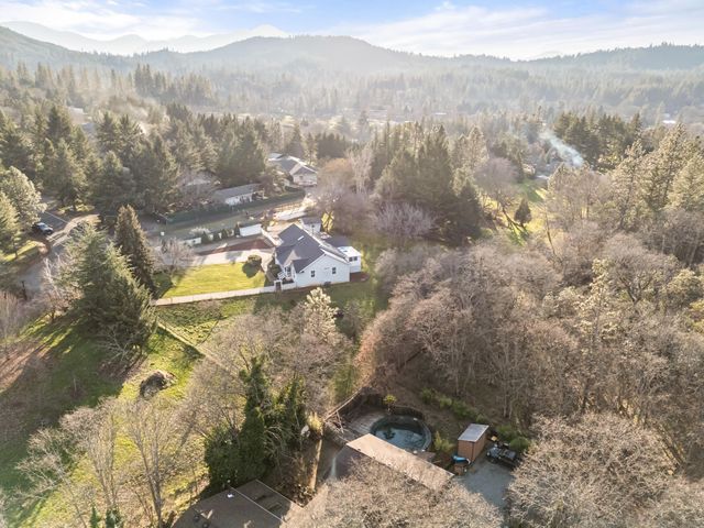 334 Village Lane, Grants Pass, OR 97527