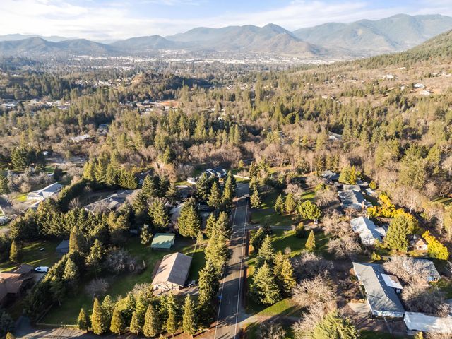 334 Village Lane, Grants Pass, OR 97527