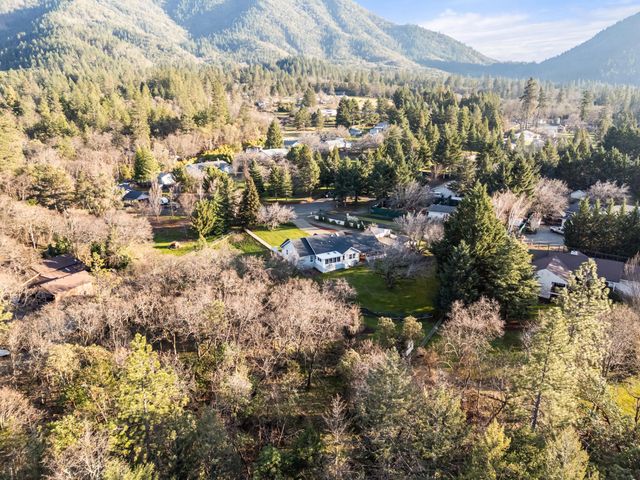 334 Village Lane, Grants Pass, OR 97527