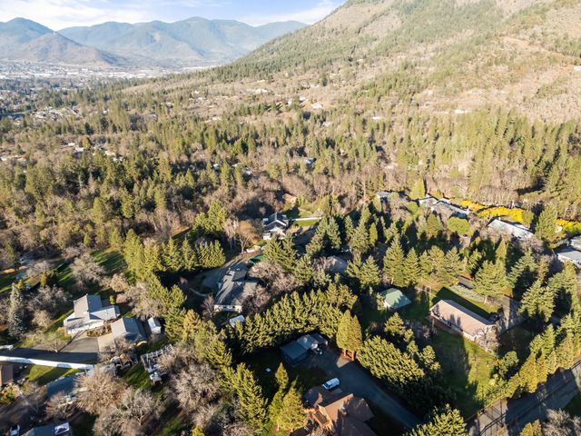 334 Village Lane, Grants Pass, OR 97527