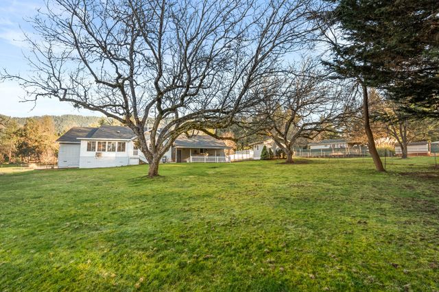 334 Village Lane, Grants Pass, OR 97527