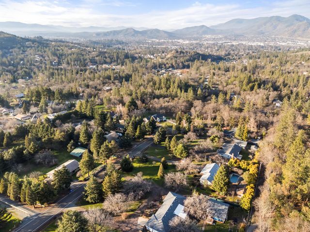 334 Village Lane, Grants Pass, OR 97527