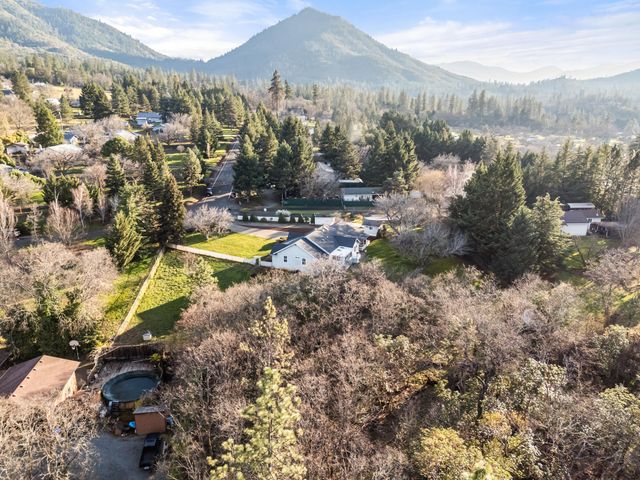 334 Village Lane, Grants Pass, OR 97527