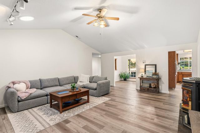 334 Village Lane, Grants Pass, OR 97527