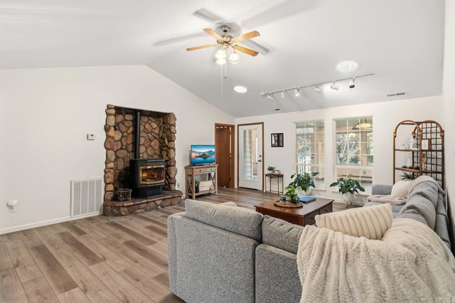 334 Village Lane, Grants Pass, OR 97527