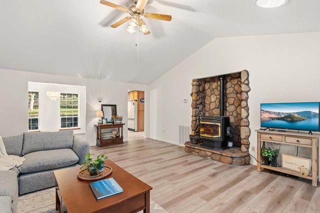 334 Village Lane, Grants Pass, OR 97527