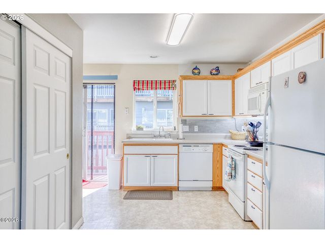 1284 Nw 15TH St, Lincoln City, OR 97367