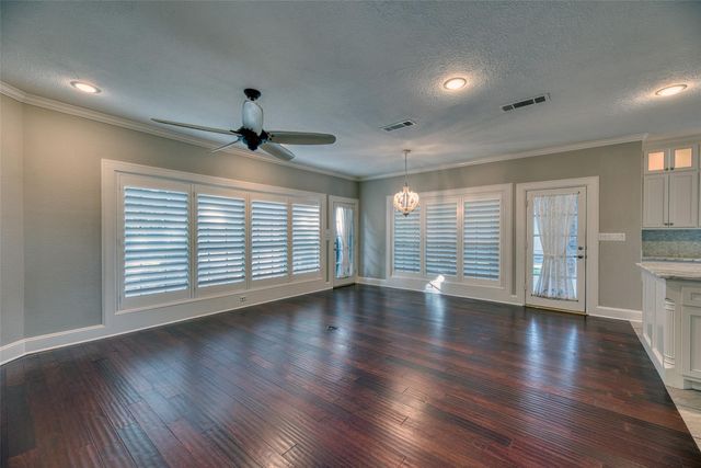 240 Edgewood Dr, Montgomery, TX 77356