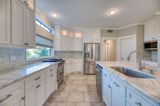240 Edgewood Dr, Montgomery, TX 77356