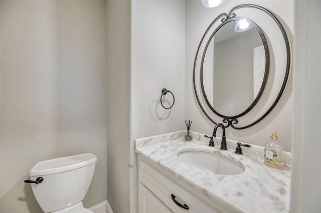 240 Edgewood Dr, Montgomery, TX 77356