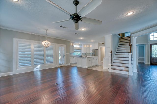 240 Edgewood Dr, Montgomery, TX 77356
