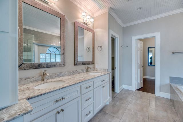 240 Edgewood Dr, Montgomery, TX 77356