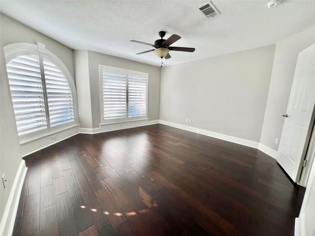 240 Edgewood Dr, Montgomery, TX 77356