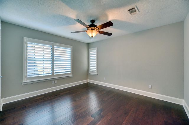 240 Edgewood Dr, Montgomery, TX 77356