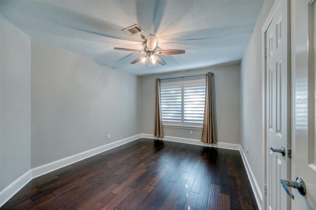 240 Edgewood Dr, Montgomery, TX 77356