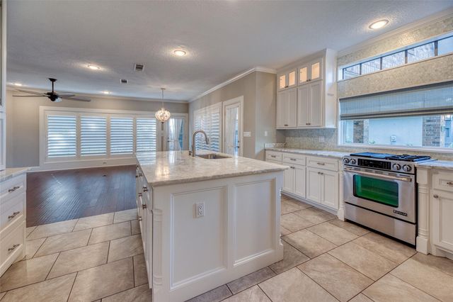 240 Edgewood Dr, Montgomery, TX 77356