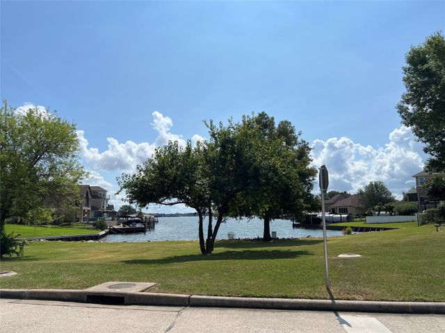240 Edgewood Dr, Montgomery, TX 77356