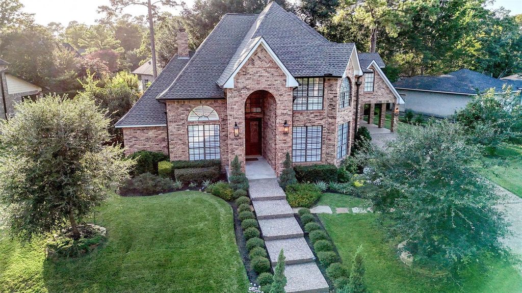 240 Edgewood Dr, Montgomery, TX 77356