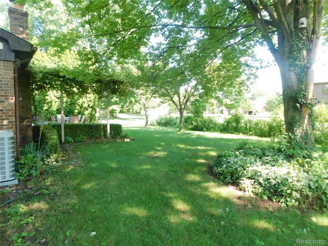 2800 Ranieri Drive, Troy, MI 48085