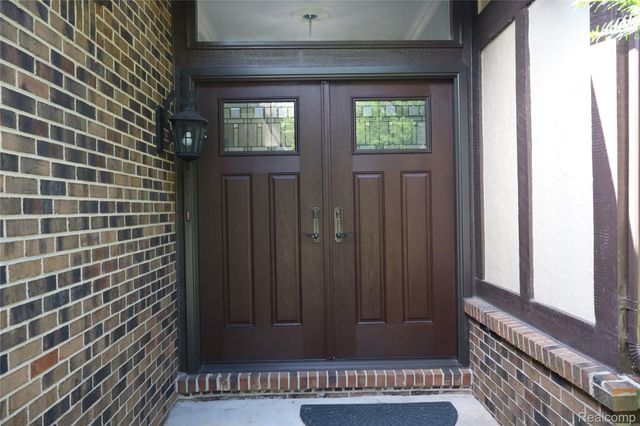 2800 Ranieri Drive, Troy, MI 48085
